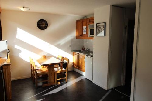 Köök või kööginurk majutusasutuses Chalets De La Vanoise - Studio pour 4 Personnes 674