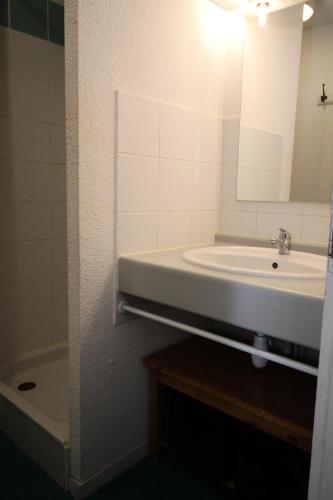 une salle de bain avec un lavabo, un miroir et une baignoire dans l'établissement Chalets De La Vanoise - LES CHALETS DE LA VANOISE - CV5104 MAE-1674, à Villarodin-Bourget
