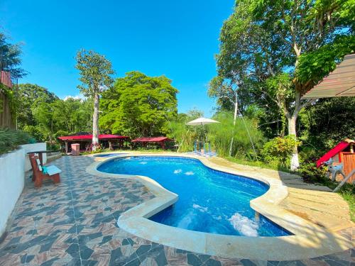 una piscina con un camino alrededor en Hermosa Finca Campestre Betania en Restrepo Valle, en Agua Mona