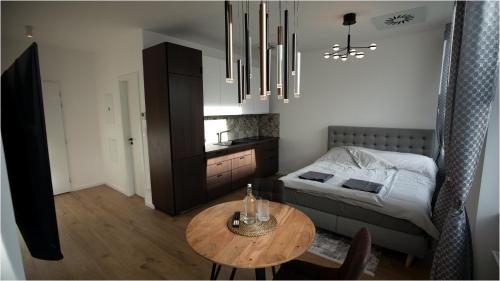 1 dormitorio con cama, mesa y lavamanos en LUXURY APARTMENT IN CITY CENTRUM by OTA group en Bratislava