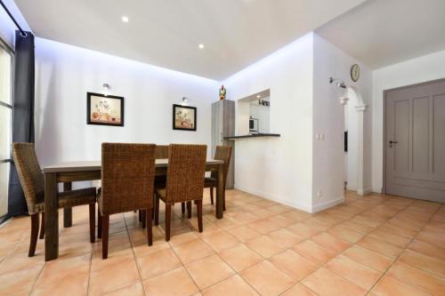 Photo de la galerie de l'établissement Les Villas aux Restanques du Golfe de St Tropez - maeva Home - Villa 3 pièces 6 personnes vue parc - Sélection - Super Home MAE-8685, à Grimaud