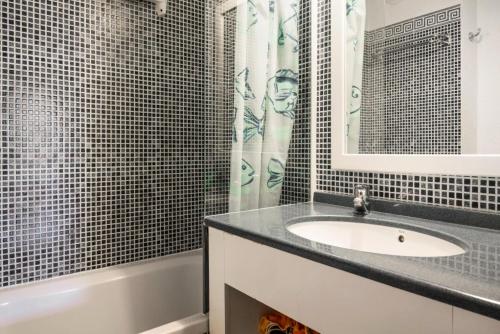 une salle de bain avec un lavabo, une douche et une baignoire dans l'établissement Résidence Port Bourgenay - maeva Home - Appartement 2 pièces 5 personnes - Sélection MAE-8432, à Talmont-Saint-Hilaire