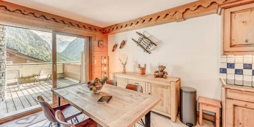 une salle à manger avec une table et une grande fenêtre dans l'établissement Résidence Les Alpages - 3 Pièces pour 6 Personnes MAE-3854, à Champagny-en-Vanoise