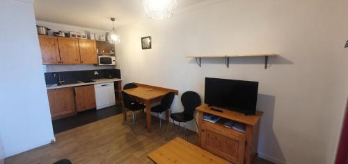 Photo de la galerie de l'établissement Chalets Du Thabor - apartement 2 pieces pour 2-4 personnes MAE-3874, à Modane