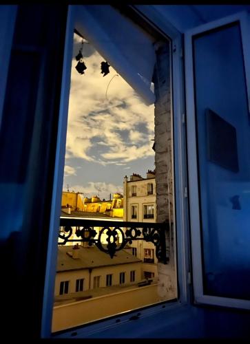 uma vista da cidade a partir de uma janela em Small gem in the heart of Le Marais em Paris