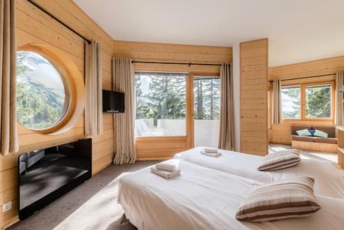a bedroom with two beds and a window at Chalet Arketa 14 pers. au pied des pistes - Maeva Particuliers - 8 Pièces 14 Personnes Prestige 139510 in Avoriaz
