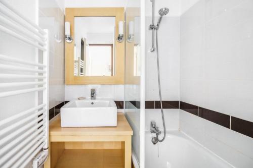 une salle de bain avec un lavabo et une douche dans l'établissement Résidence Port du Crouesty - maeva Home - Appartement 2 pièces 5 Personnes - Confort MAE-9736, à Arzon