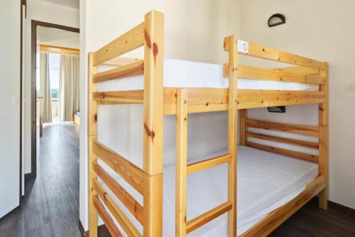 - une chambre avec 2 lits superposés dans une auberge de jeunesse dans l'établissement Résidence Port du Crouesty - maeva Home - Studio 5 Personnes - Confort - vue Mer MAE-0448, à Arzon