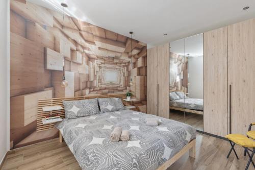 1 dormitorio con 1 cama grande y toallas. en LOFT 73 en Cannobio