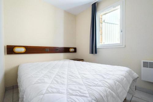 une chambre avec un lit blanc et une fenêtre dans l'établissement Résidence Port du Crouesty - maeva Home - Appartement 2 pièces 5 personnes - Confort MAE-0470, à Arzon