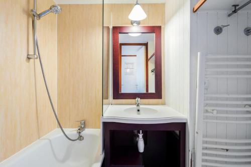 une salle de bain avec un lavabo, une baignoire et un miroir dans l'établissement Résidence Port du Crouesty - maeva Home - Appartement 2 pièces 5 personnes - Confort MAE-0470, à Arzon