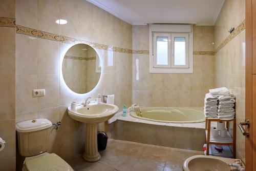 ブエウにあるApartamentos Costas de Bueuのバスルーム(洗面台、トイレ、バスタブ付)