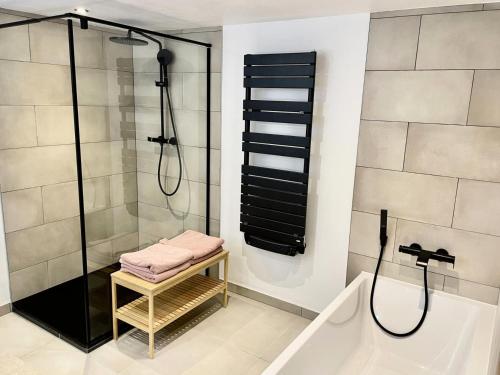 y baño con ducha y lavamanos. en Résidence Chez Simone - Chalets pour 10 Personnes 374, en Flumet