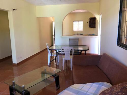 sala de estar con sofá y mesa en Típica casa dominicana a 12 minutos de la playa, en Las Galeras