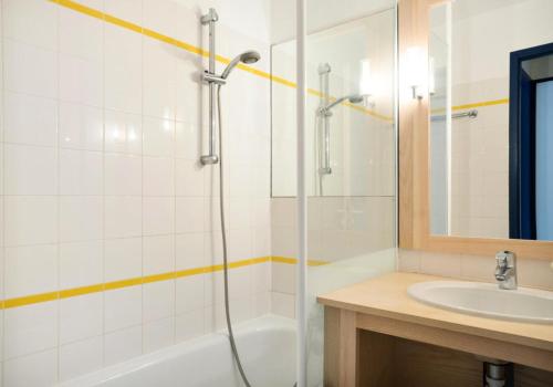 een badkamer met een douche en een wastafel bij Résidence Port Bourgenay - maeva Home - 2 Pièces 7 Personnes Sélection 05 in Talmont