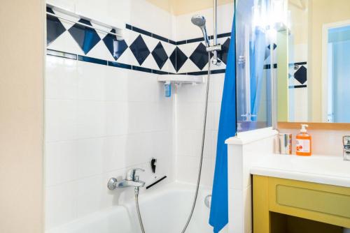 une salle de bain avec une douche, une baignoire et un lavabo dans l'établissement Résidence Port Bourgenay - maeva Home - 2 Pièces 5 Personnes Sélection MAE-2813, à Talmont-Saint-Hilaire