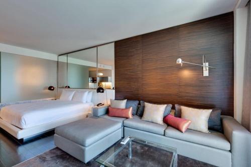 ein Schlafzimmer mit einem Bett und einem Sofa in der Unterkunft Palms Place Studio 30th floor in Las Vegas