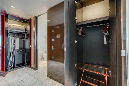Zimmer mit einem Schrank mit einem Spiegel und einem Bad in der Unterkunft Palms Place Studio 30th floor in Las Vegas