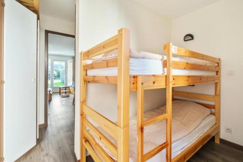 quelques lits superposés dans une chambre dans l'établissement Résidence Port du Crouesty - maeva Home - Studio 5 Personnes - Confort MAE-2870, à Arzon