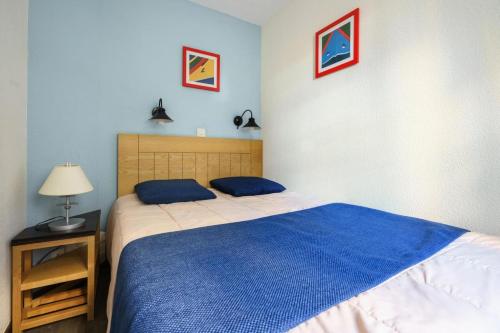 une chambre avec un grand lit avec une couverture bleue dans l'établissement Résidence Port du Crouesty - maeva Home - Appartement 2 pièces 5 personnes - Confort MAE-2909, à Arzon