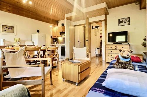 un chien assis sur un lit dans une pièce dans l'établissement Résidence Hameaux De Val - Grand T3 avec deux salles de bain au sein d'une résidence calme proche de toutes commodités MAE-1974, à Val dʼIsère