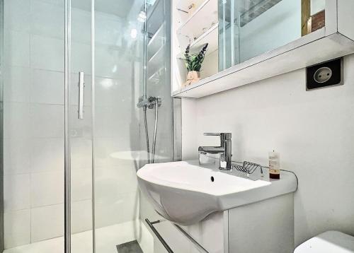 a white bathroom with a sink and a shower at Résidence Hameaux De Val - 3 Pièces pour 6 Personnes 974 in Val dʼIsère