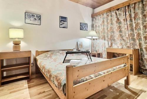 - une chambre avec un lit et une table dans l'établissement Résidence Hameaux De Val - Grand T3 avec deux salles de bain au sein d'une résidence calme proche de toutes commodités MAE-1974, à Val dʼIsère