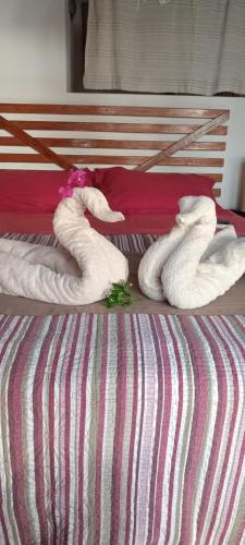 a group of towels on a bed at Kalua Plateritos in Plateritos