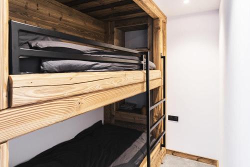 Двухъярусная кровать или двухъярусные кровати в номере Résidence Le Bercail - Chalets pour 12 Personnes 224
