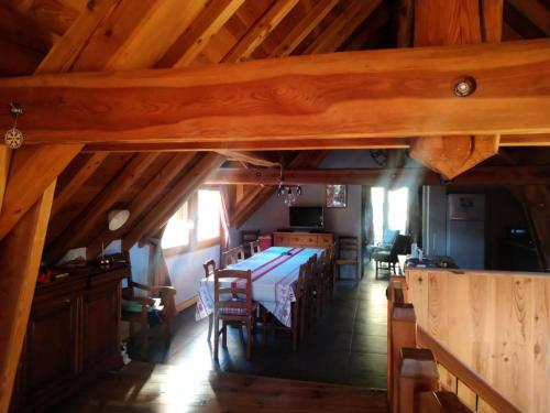 an overhead view of a dining room with a table and chairs at Résidence La Grange Des Flocons - Chalets pour 12 Personnes 894 in Valloire
