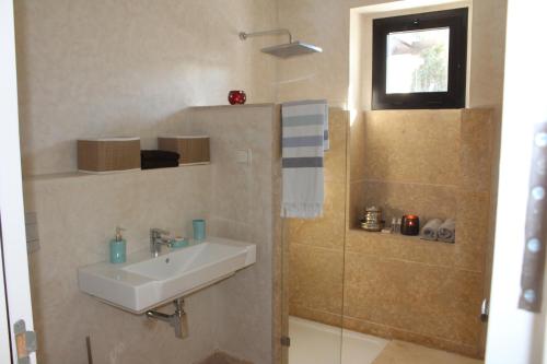 Ένα μπάνιο στο Villa Louisa Piscine privée sans vis à vis DYAR SHEMSI