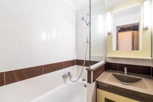 une salle de bain avec un lavabo et une douche dans l'établissement Résidence le Village de Cap Esterel - maeva Home - Studio 4 personnes Sélection MAE-4480, à Saint-Raphaël