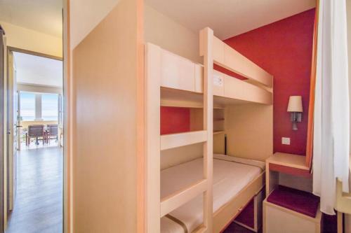 - une petite chambre avec des lits superposés dans l'établissement Résidence le Village de Cap Esterel - maeva Home - Studio 4 personnes Sélection MAE-4480, à Saint-Raphaël