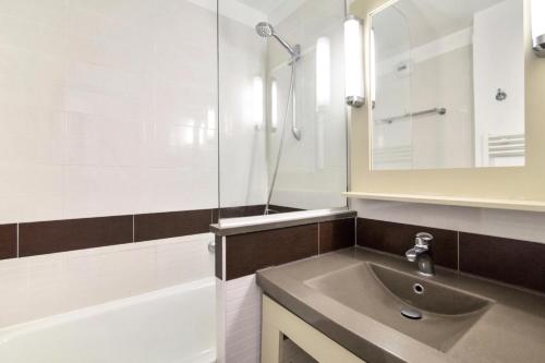 une salle de bain avec un lavabo, une douche et une baignoire dans l'établissement Résidence le Village de Cap Esterel - maeva Home - Appartement 2 Pièces 5 Personnes - Prestige MAE-3815, à Saint-Raphaël