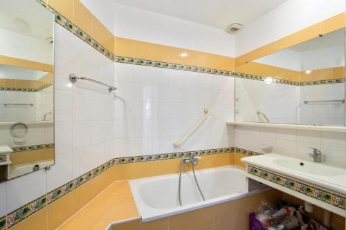 Kúpeľňa v ubytovaní Les Appartements aux Restanques du Golfe de St Tropez - maeva Home - Studio 5 personnes - Sélection MAE-4393