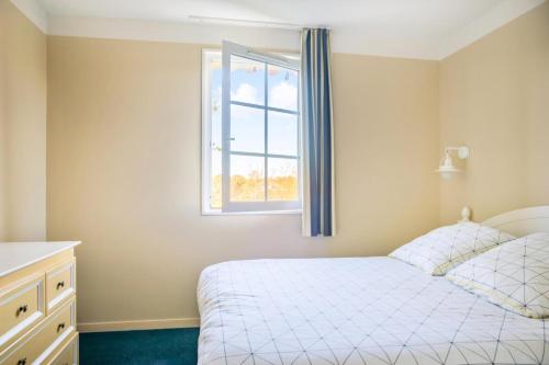 une chambre avec un lit et une fenêtre dans l'établissement Les Maisons de Port Bourgenay - maeva Home - Maison 2 Pièces 5 Personnes Selection MAE-4485, à Talmont-Saint-Hilaire