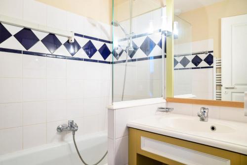 une salle de bain avec une baignoire, un lavabo et une douche dans l'établissement Les Maisons de Port Bourgenay - maeva Home - Maison 2 Pièces 5 Personnes Selection MAE-4485, à Talmont-Saint-Hilaire