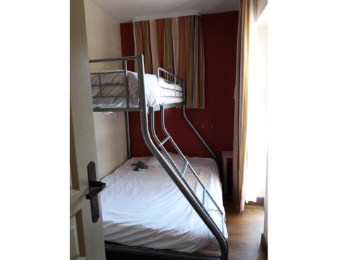 une chambre avec un lit superposé dans une pièce dans l'établissement Résidence le Village de Cap Esterel - maeva Home - Appartement 2 pièces 5 personnes - Sélection MAE-4799, à Saint-Raphaël