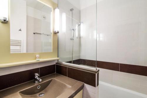 une salle de bain avec un lavabo, une douche et un miroir dans l'établissement Résidence le Village de Cap Esterel - maeva Home - Appartement 2 pièces 5 personnes - Sélection MAE-4799, à Saint-Raphaël