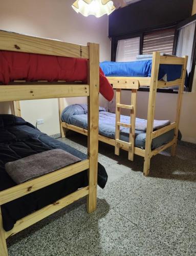 pokój z 3 łóżkami piętrowymi w pokoju w obiekcie Lo de Nenè hostal w mieście Cosquín
