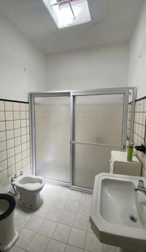 W łazience znajduje się prysznic, toaleta i umywalka. w obiekcie Lo de Nenè hostal w mieście Cosquín