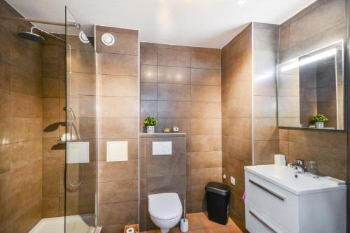 une salle de bain avec une douche, des toilettes et un lavabo dans l'établissement Village Pont Royal en Provence - maeva Home - Studio 5 Personnes Selection MAE-4892, à Mallemort