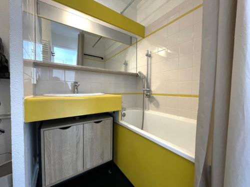une salle de bain avec un lavabo, un miroir et une baignoire dans l'établissement Résidence Necou - Appartement pour 4 avec chambre MAE-3904, aux Menuires