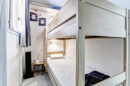 - deux lits superposés dans une petite chambre dans l'établissement Résidence La Pinède - maeva Home - Studio 4 Personnes climatisé - Sélection MAE-4893, à Hyères