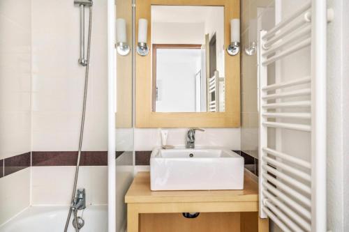 une salle de bain avec un lavabo et une douche dans l'établissement Résidence Port du Crouesty - maeva Home - 2 pièces 5 personnes - Confort - vue mer MAE-4830, à Arzon