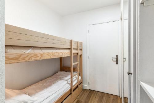 une petite pièce avec deux lits superposés dans l'établissement Résidence Les Embruns - maeva Home - Studio 4 Personnes Selection MAE-5656, à Deauville