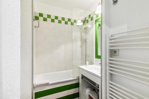 une salle de bain avec un lavabo blanc et une douche dans l'établissement Résidence Les Embruns - maeva Home - Studio 4 Personnes Selection MAE-5656, à Deauville