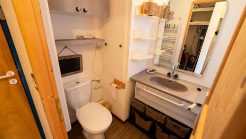 un piccolo bagno con servizi igienici e lavandino di Résidence Thabor - Studio pour 4 Personnes 144 a Modane