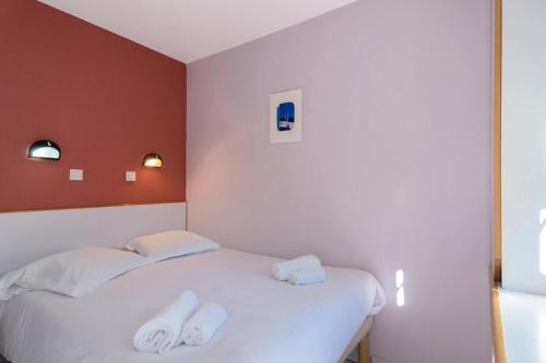 - 2 lits dans une chambre avec des serviettes blanches dans l'établissement Village Moliets - maeva Home - 2 pièces 5 personnes Confort MAE-5786, à Moliets-et-Maa