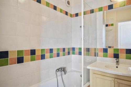 une salle de bain avec une baignoire et un lavabo dans l'établissement Village Pont Royal en Provence - maeva Home - 3 pièces 6 personnes Prestige MAE-6049, à Mallemort